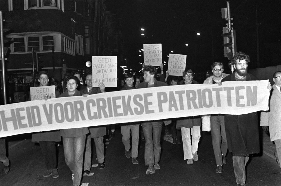 Demonstratie tegen Griekse bewind, demonstranten met spandoek in Vijzelstraat, Bestanddeelnr 920-2678