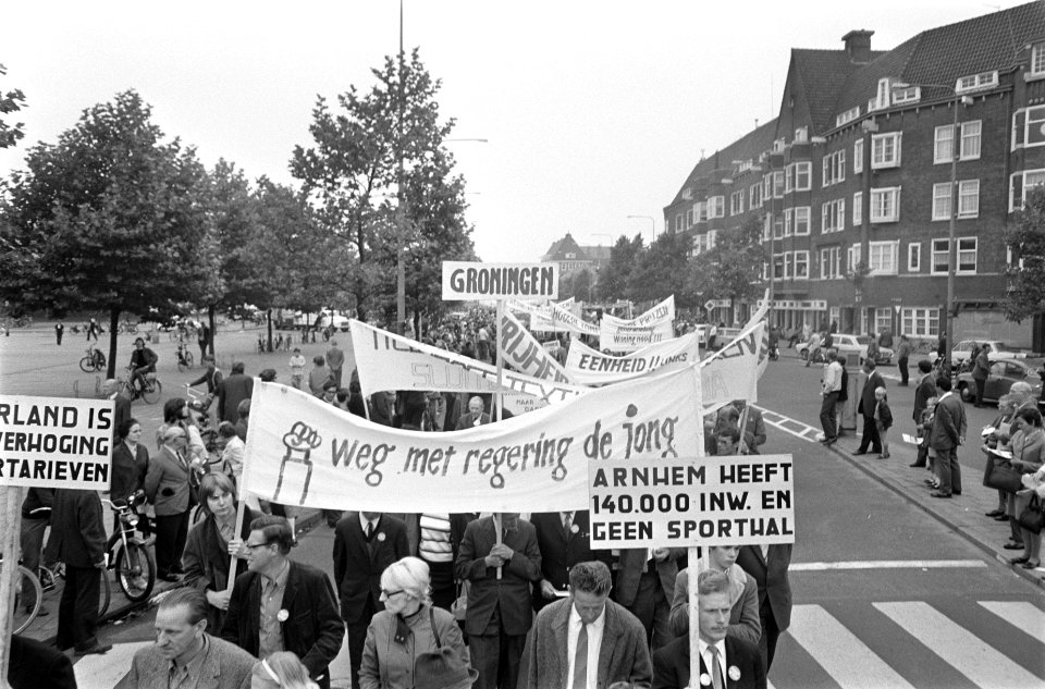 Demonstratieve optocht van de CPN in verband met 50-jarig bestaan CPN door Amste, Bestanddeelnr 922-8413