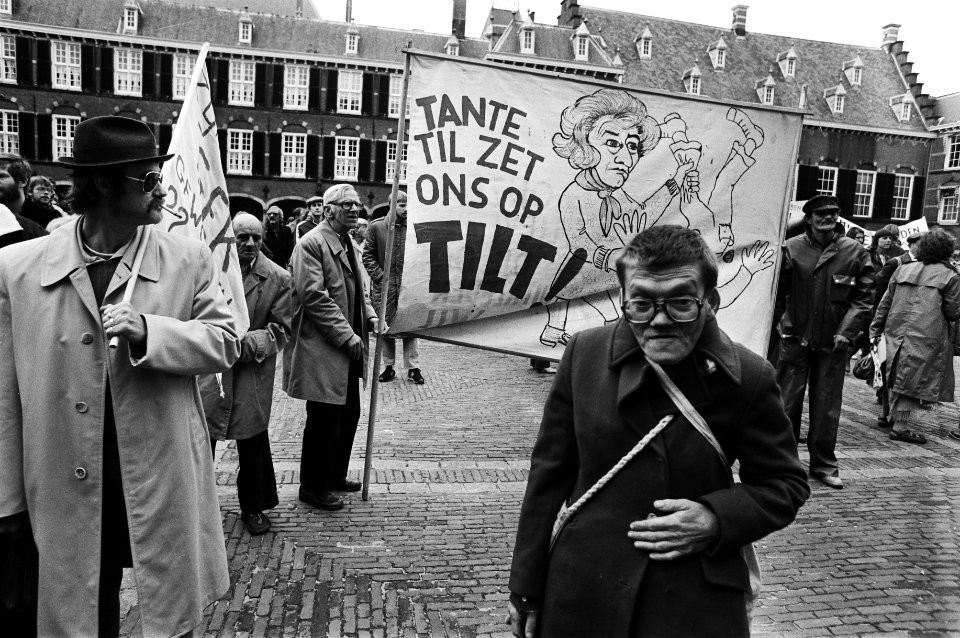 Demonstrerende patiënten met spandoeken, Bestanddeelnr 932-3629