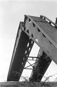 Demonstraties Eskadron Vechtwagens KNIL. Tank ¨Ineke¨ legt een brug, Bestanddeelnr 93-6-3