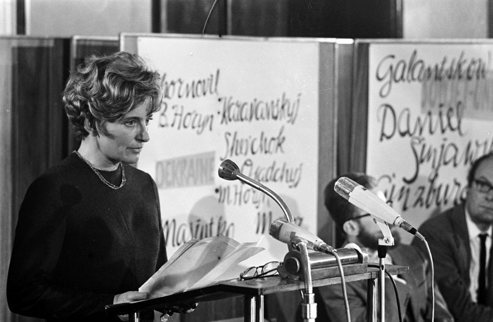 Demonstratieve bijeenkomst PEN-centrum in Krasnapolsky Elisabeth Hoytink droeg t, Bestanddeelnr 921-2733