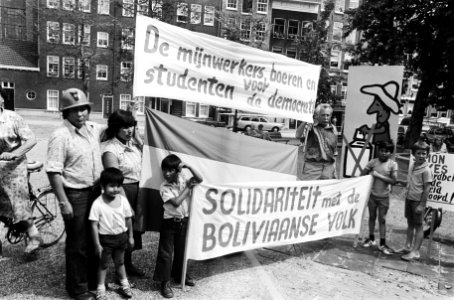 Demonstratie tegen staatsgreep in Bolivia bij de Dokwerker, Bestanddeelnr 930-9413