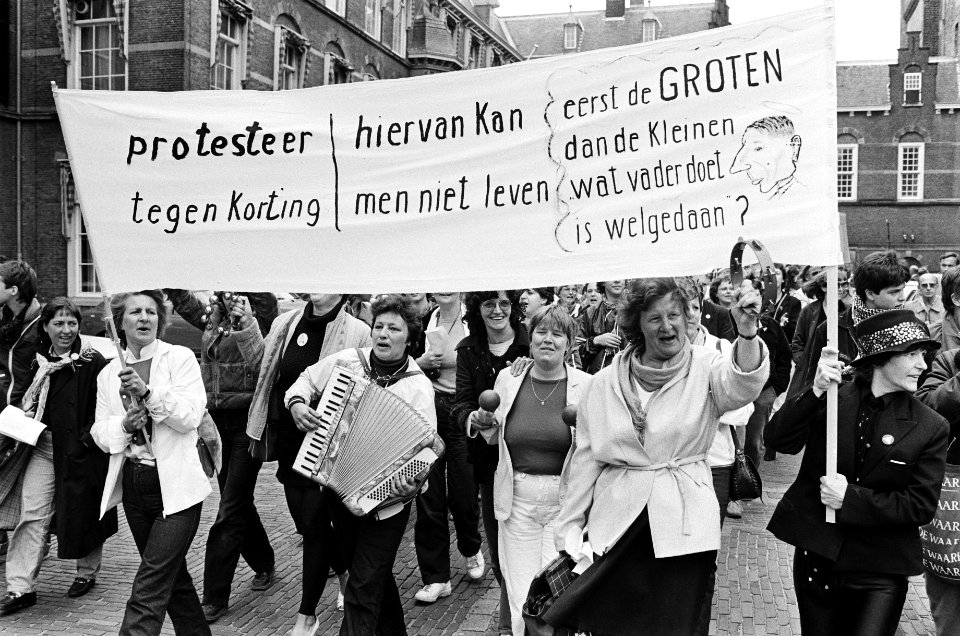 Demonstratie tegen verslechtering van de positie en inkomen van vrouwen met bijs, Bestanddeelnr 932-1780