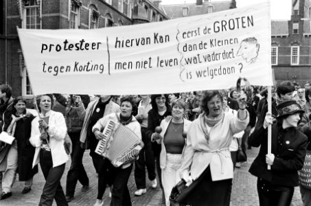 Demonstratie tegen verslechtering van de positie en inkomen van vrouwen met bijs, Bestanddeelnr 932-1780