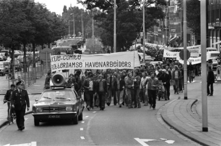 Demonstratieve optocht op het spandoek Actie-comité Rotterdamse Havenarbeide…, Bestanddeelnr 930-4137