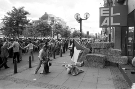 Demonstratie tegen oorlog in Libanon, Amsterdam demonstranten bij El Al kantoor, Bestanddeelnr 932-2085