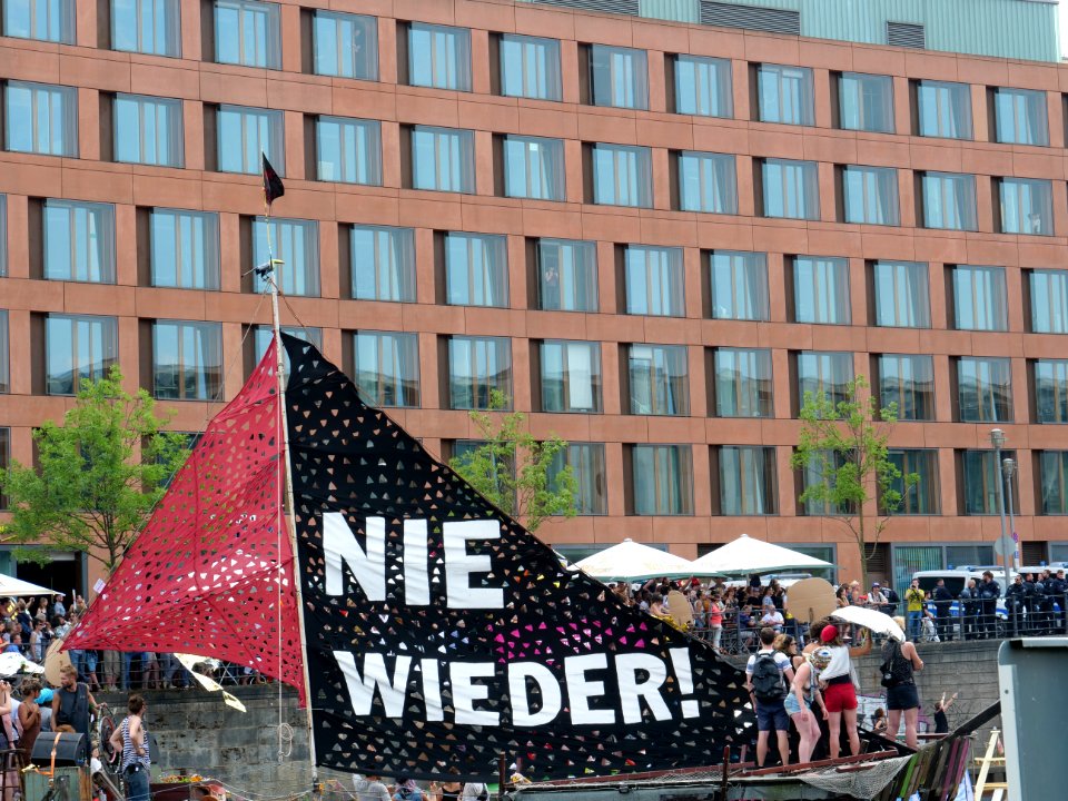 Demonstration against a Demonstration of the AfD party in Berlin at 27 May 2018 04
