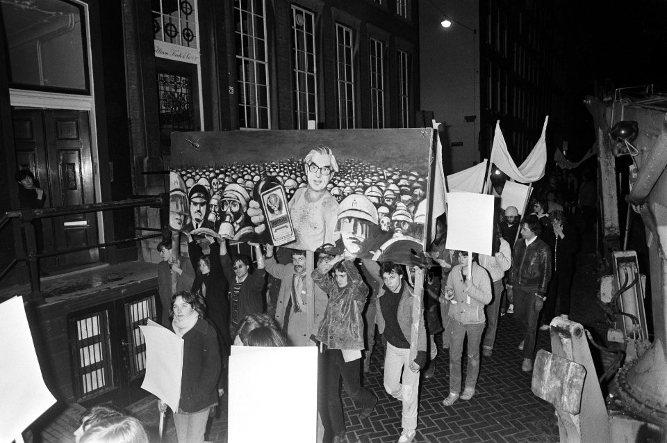 Demonstratie tegen optreden Mobiele Eenheid in Vondelbuurt, Bestanddeelnr 930-7019