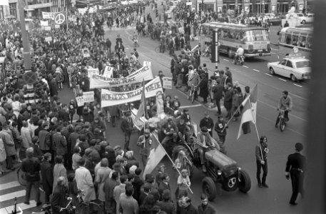 Demonstratie tegen oorlog in Vietnam, NATO enz. in Amsterdam, Bestanddeelnr 921-2504