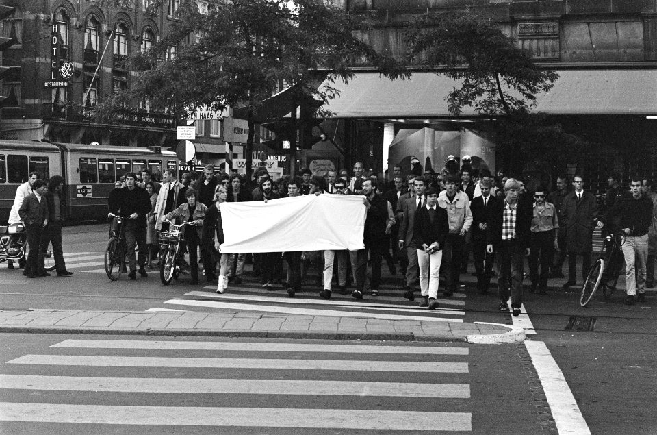 Demonstratie tegen politiebeleid ondanks verbod, de demonstranten bij de Dam, Bestanddeelnr 919-3103