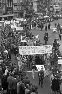 Demonstratie tegen oorlog in Vietnam, NATO enz. in Amsterdam, Bestanddeelnr 921-2505
