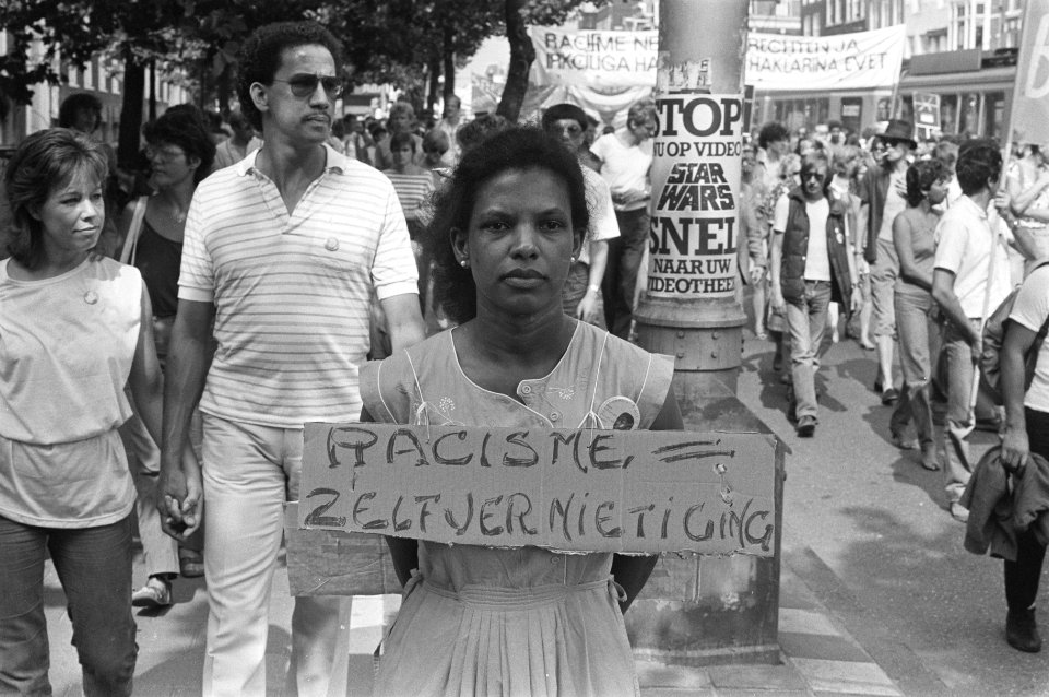 Demonstratie tegen racisme en de onthulling van het monument ter nagedachtenis a, Bestanddeelnr 933-0553
