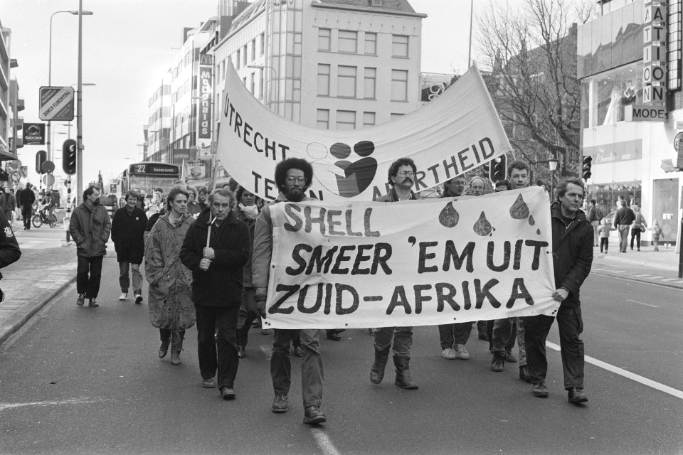 Demonstratie tegen Shell-bemoeienis in Zuid Afrika in Utrecht, Bestanddeelnr 933-8994