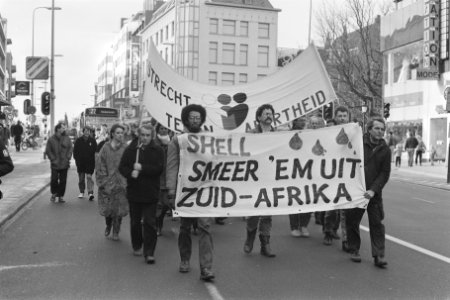 Demonstratie tegen Shell-bemoeienis in Zuid Afrika in Utrecht, Bestanddeelnr 933-8994