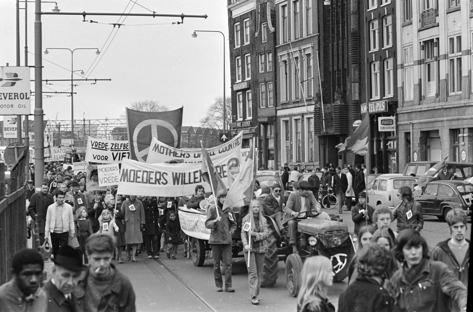Demonstratie tegen oorlog in Vietnam, NATO enz. in Amsterdam, Bestanddeelnr 921-2507