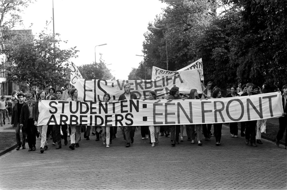 Demonstratie tegen sluiting Verblifa te Krommenie demonstranten met spandoeken, Bestanddeelnr 922-5213
