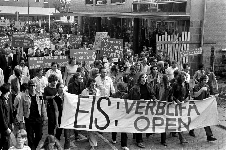 Demonstratie tegen sluiting Verblifa te Krommenie demonstranten met spandoeken, Bestanddeelnr 922-5210