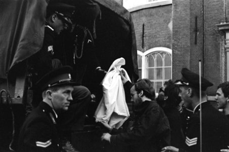 Demonstratie tegen politiebeleid ondanks verbod, de demonstranten gaan de overva, Bestanddeelnr 919-3102