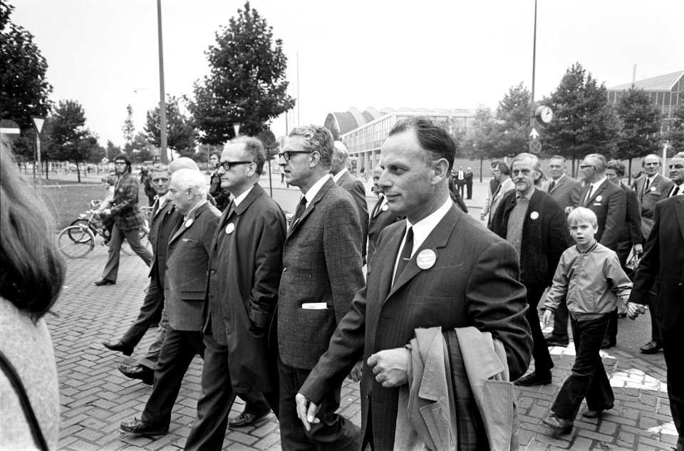 Demonstratieve optocht van de CPN in verband met 50-jarig bestaan CPN door Amste, Bestanddeelnr 922-8416