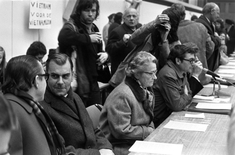 Demonstratie tegen oorlog in Vietnam van meer dan 50.000 mensen in Utrecht, Mgr., Bestanddeelnr 926-1411
