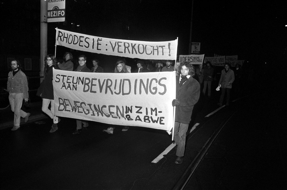 Demonstratie tegen Rhodesie, Amsterdam, demonstranten met borden, Bestanddeelnr 925-2165