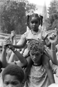 Demonstratie tegen racisme en de onthulling van het monument ter nagedachtenis a, Bestanddeelnr 933-0551