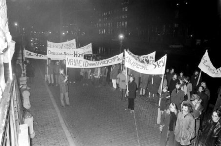 Demonstratie tegen Rhodesie, Amsterdam, demonstranten met borden, Bestanddeelnr 925-2167