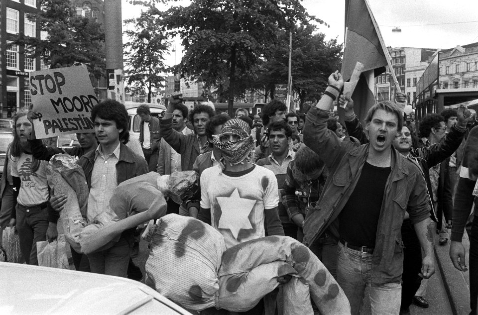 Demonstratie tegen oorlog in Libanon, Amsterdam demonstranten met bebloede po, Bestanddeelnr 932-2086