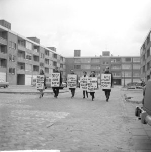 Demonstratie tegen dure woningen in Buitenveldert, de demonstranten met hun leuz, Bestanddeelnr 917-4818