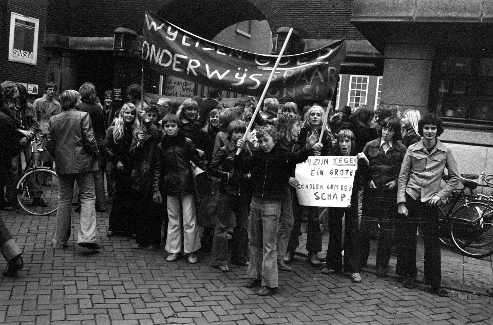 Demonstratie schoolkinderen uit Oost tegen Middenschool in Oost, Bestanddeelnr 928-8561