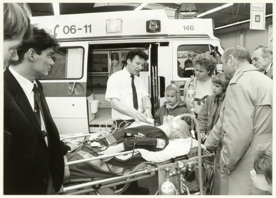 Demonstratie reanimatie op de Centrale Post Ambulancevervoer i.v.m. de aanschaf van vier nieuwe ambulances. NL-HlmNHA 54031969