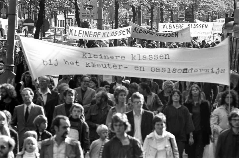 Demonstratie tegen onderwijsbeleid in Amsterdam, de demonstranten met spandoeken, Bestanddeelnr 925-9003