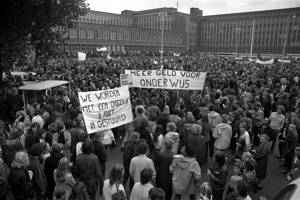 Demonstratie tegen onderwijsbeleid van kabinet Biesheuvel in Den Haag , demonstr, Bestanddeelnr 924-9728
