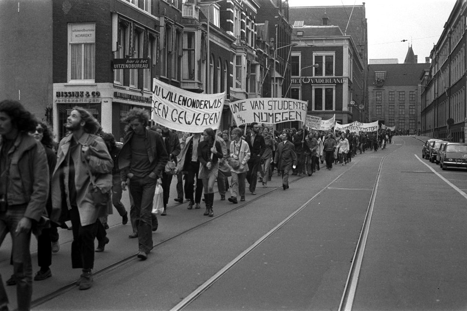 Demonstratie tegen onderwijsbeleid van kabinet Biesheuvel in Den Haag, Bestanddeelnr 924-9742