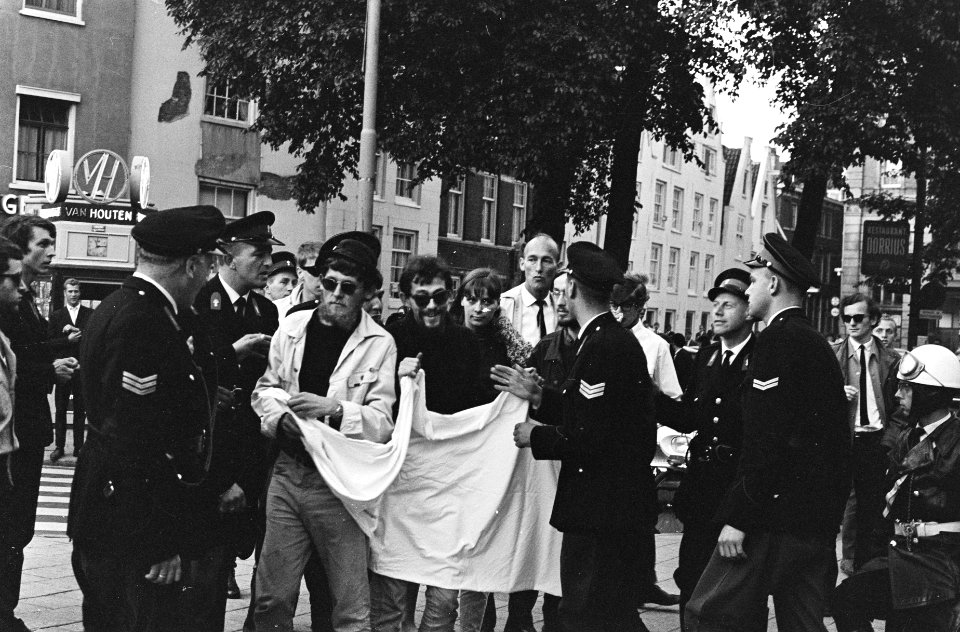 Demonstratie tegen politiebeleid ondanks verbod, de politie brengt de demonstran, Bestanddeelnr 919-3101