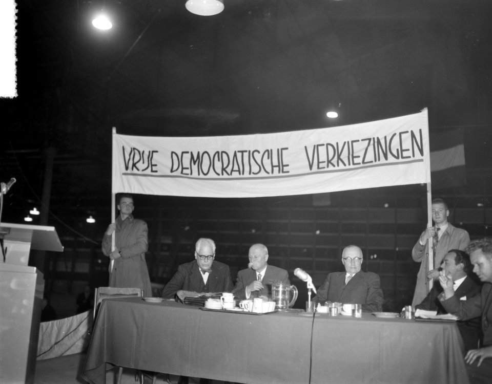 Demonstratieve meeting voor Hongarije in Riviera Hal Rotterdam. Vlnr prof. Oud ,, Bestanddeelnr 908-1301