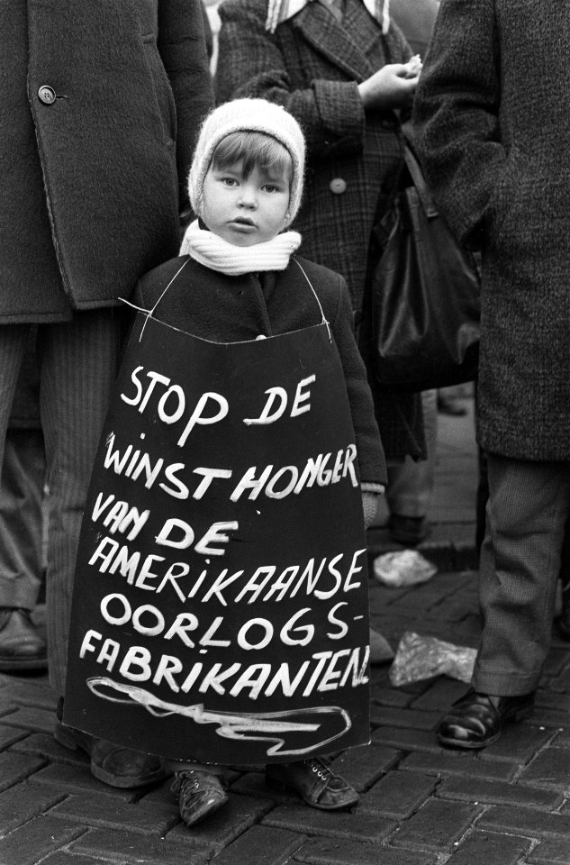 Demonstratie tegen oorlog in Vietnam van meer dan 50.000 mensen in Utrecht, jong, Bestanddeelnr 926-1386