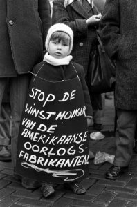 Demonstratie tegen oorlog in Vietnam van meer dan 50.000 mensen in Utrecht, jong, Bestanddeelnr 926-1386