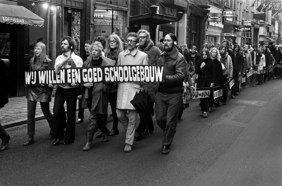 Demonstratieve optocht leerlingen en leraren School voor Individueel en Kunstzin, Bestanddeelnr 923-3678