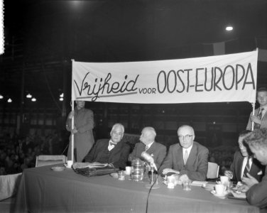 Demonstratieve meeting voor Hongarije in Riviera Hal Rotterdam. Vlnr prof. Oud ,, Bestanddeelnr 908-1300