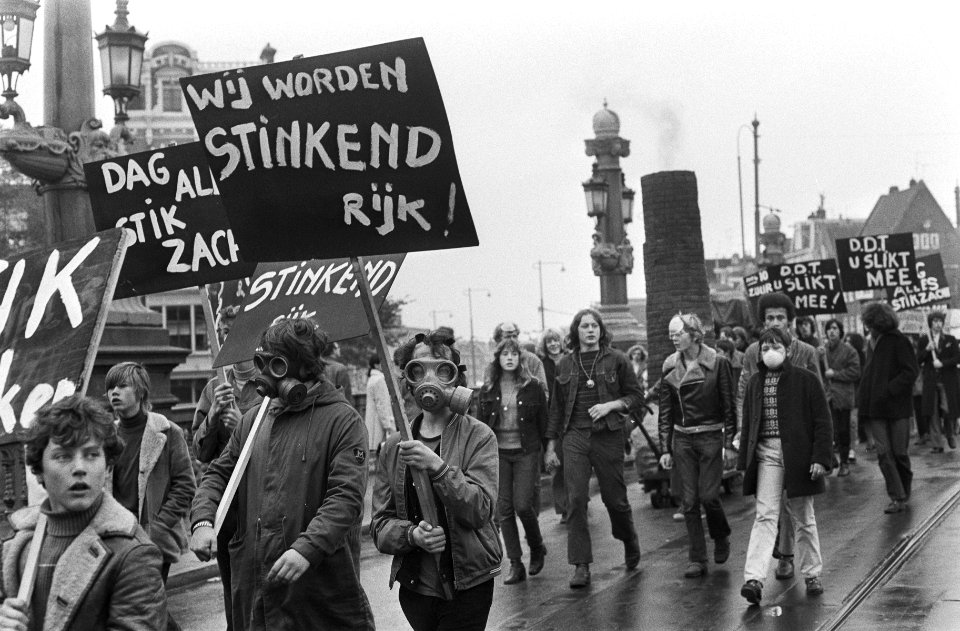 Demonstratie tegen luchtvervuiling door Actie Strohalm in Amsterdam demonstra, Bestanddeelnr 923-9534