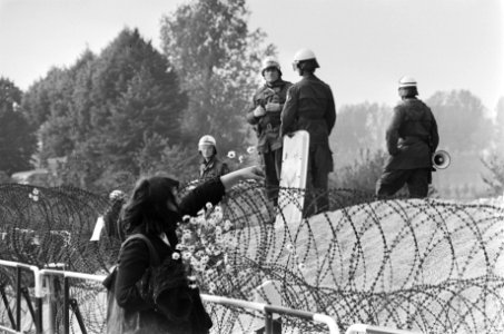 Demonstratie tegen kerncentrale Kalkar demonstranten bij prikkeldraad, Bestanddeelnr 929-3647