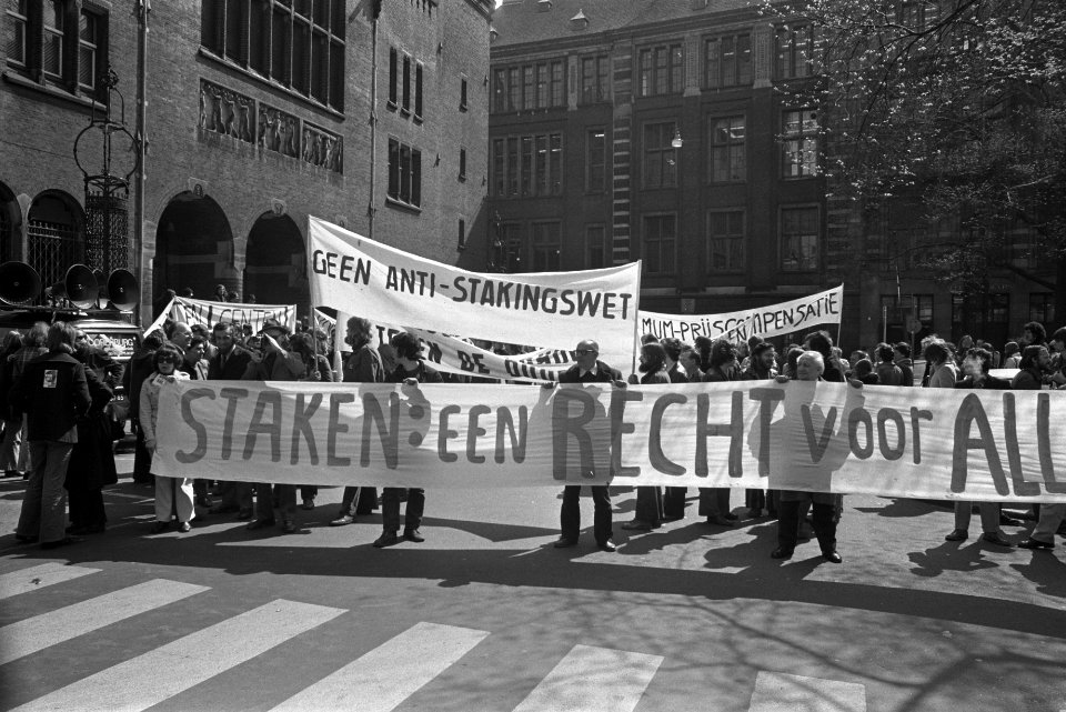 Demonstratie tegen inwilliging vakbondseisen, demonstrant trekken door de stad, Bestanddeelnr 926-3688
