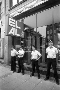 Demonstratie tegen Israel i.v.m. oorlog in Libanon, in Amsterdam politiebewakin, Bestanddeelnr 932-2491