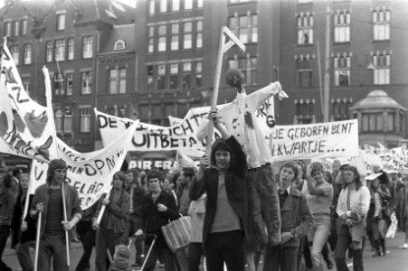 Demonstratie tegen onderwijsbeleid in Amsterdam, de demonstranten met spandoeken, Bestanddeelnr 925-9007
