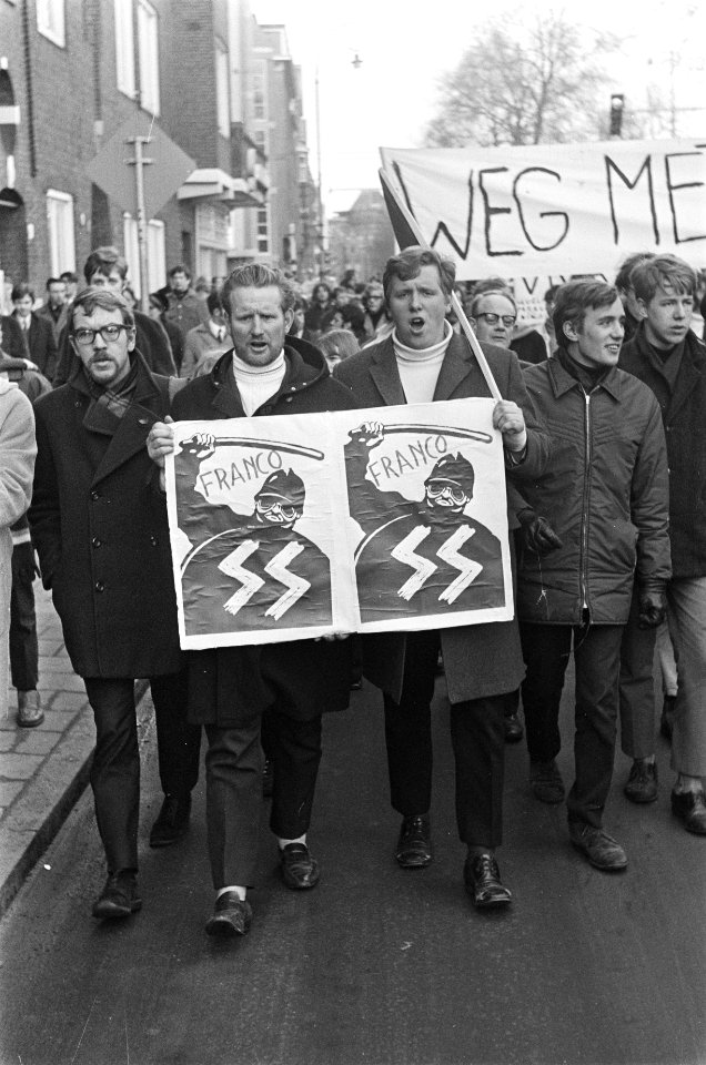 Demonstratie tegen Franco nr. 35 demonstranten met spandoeken, nr. 37 demons, Bestanddeelnr 922-0839