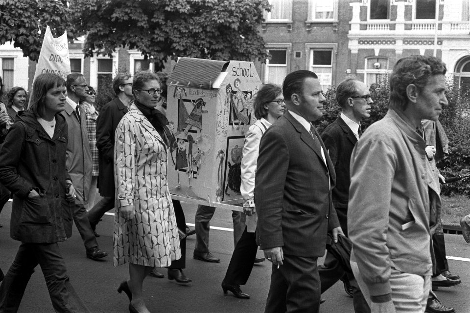 Demonstratie tegen onderwijsbeleid van kabinet Biesheuvel in Den Haag, Bestanddeelnr 924-9737