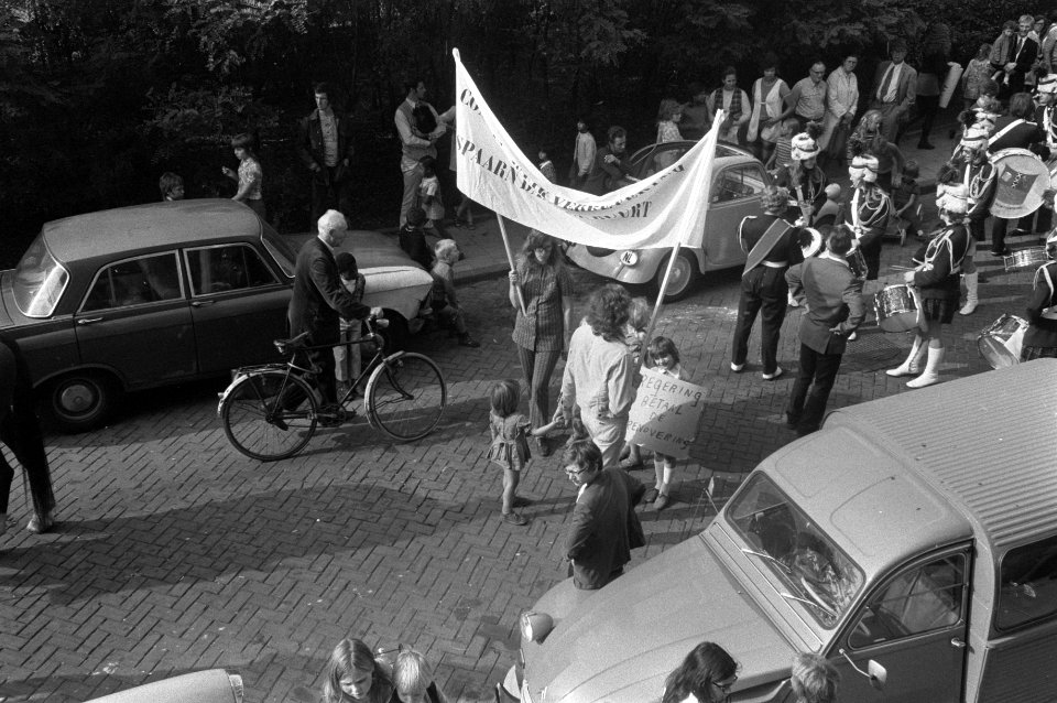 Demonstratie tegen huurverhoging in Spaarndammerbuurt, Amsterdam, demonstranten , Bestanddeelnr 925-0026