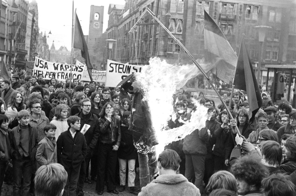 Demonstratie tegen Franco-bewind in Spanje in Amsterdam Franco aan de galg wor, Bestanddeelnr 922-0644