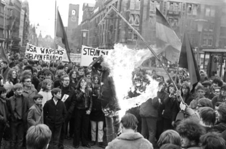 Demonstratie tegen Franco-bewind in Spanje in Amsterdam Franco aan de galg wor, Bestanddeelnr 922-0644